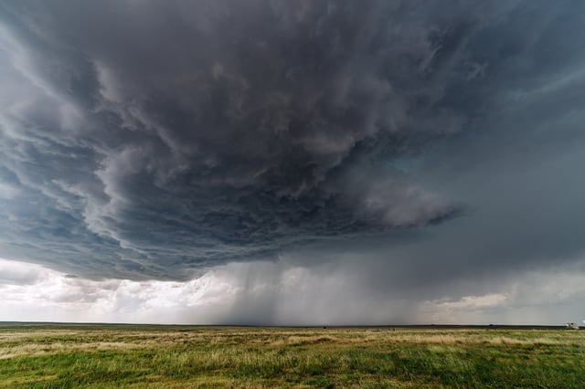 Tormentas, tornados e inundaciones amenazan a millones de estadounidenses
