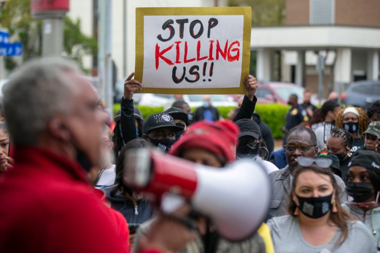 Declaran emergencia en Elizabeth City donde un policía mató al afroamericano Andrew Brown