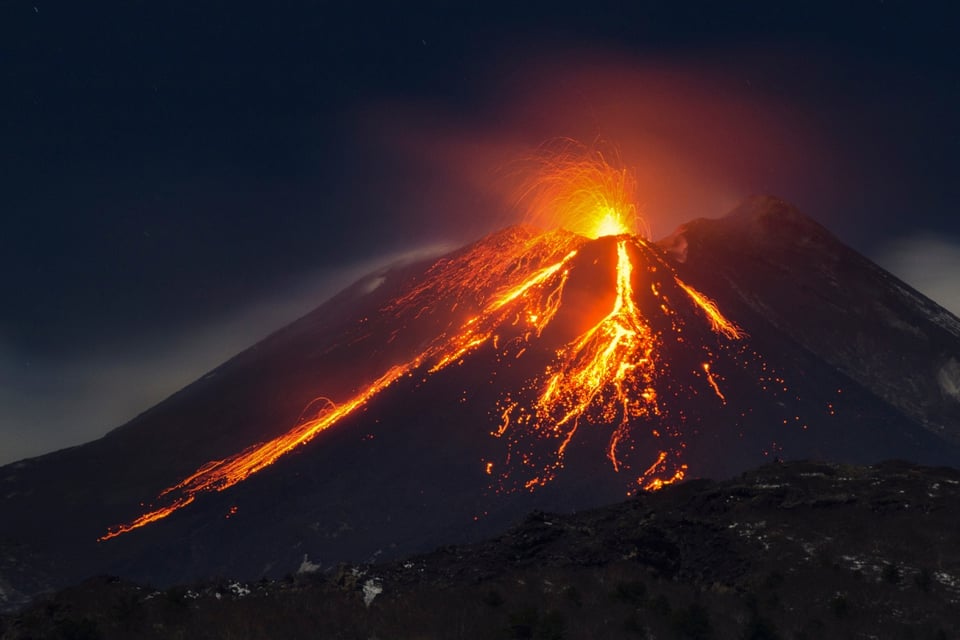 Se activa volcán Popocatépetl y reportan fuerte explosión y sismo
