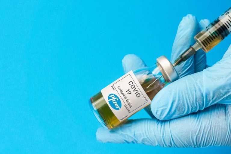 Vacuna contra coronavirus de Pfizer tiene una protección de 6 meses