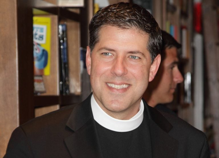 Padre Alberto pide ayuda para localizar a joven latino