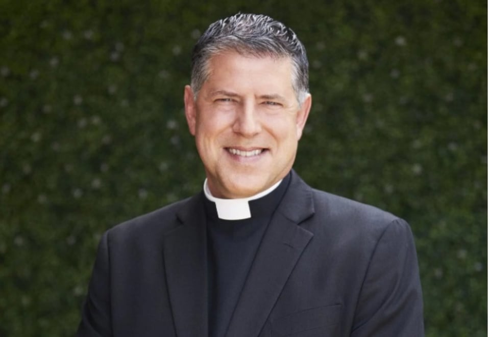 ¿Es pecado? El padre Alberto es criticado al presentar a su esposa e hijos (FOTOS) featured image