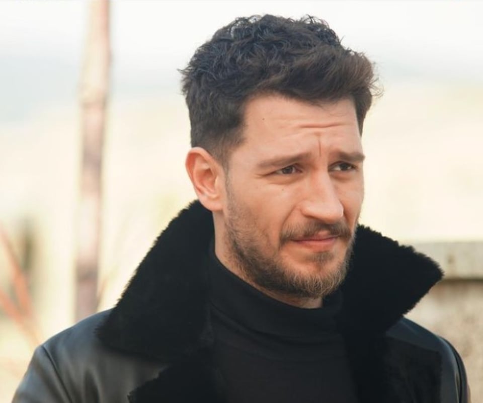 Revelan fotos íntimas de Uraz Kaygilaroglu, actor de la novela turca La Hija del Embajador featured image
