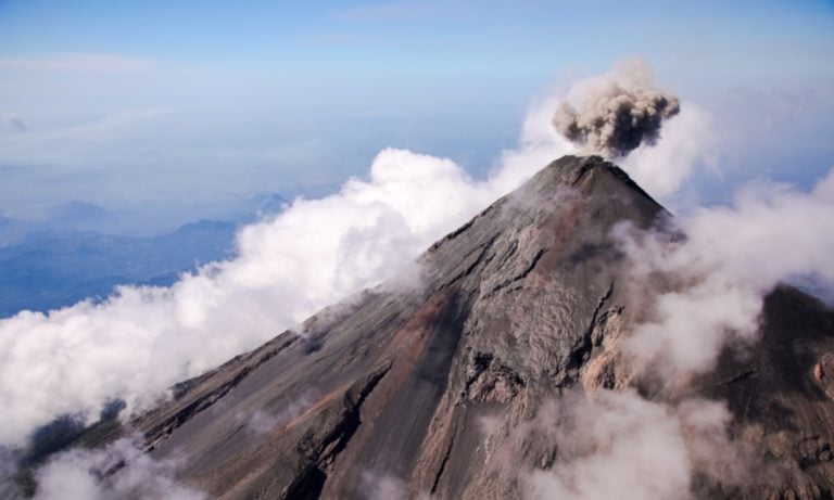 Lava del volcán Pacaya amenaza con sepultar a localidad vecina