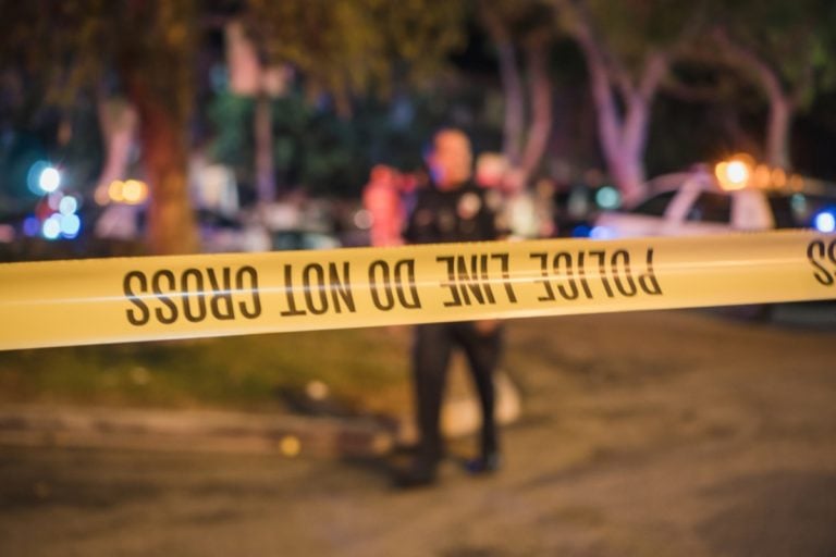 Conductor mató a dos en choque tras desobedecer parada de tráfico y lo grabaron huyendo a pie (Video)