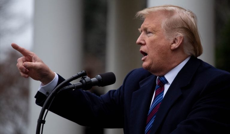 Trump asegura que la situación migratoria podría destruir a Estados Unidos