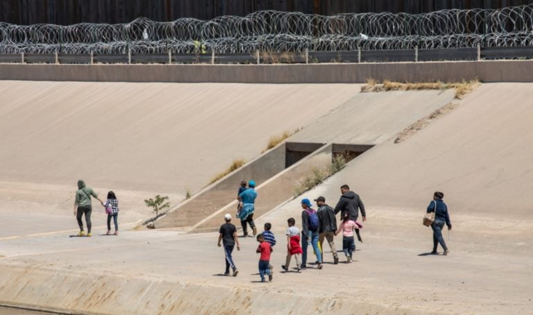 Juez suspende regla de Trump que restringía acceso a cortes de inmigración