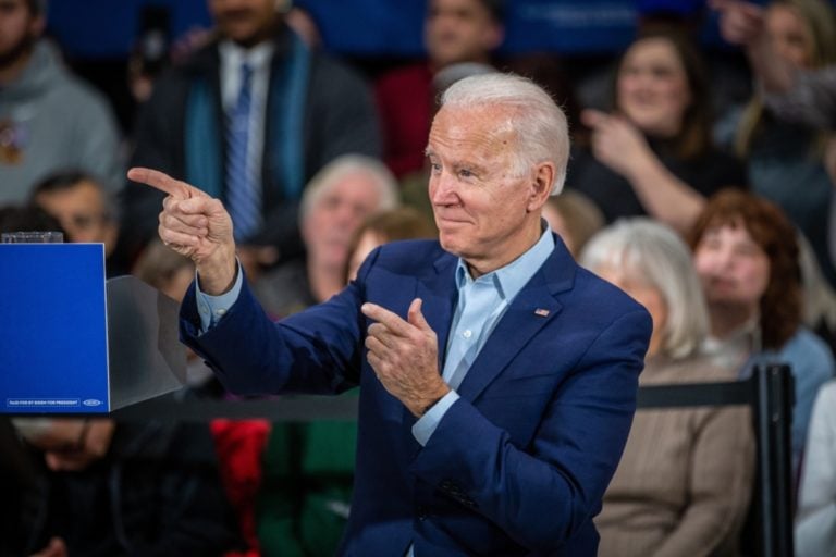 Biden firmará aumento del salario mínimo de $15 para contratistas federales