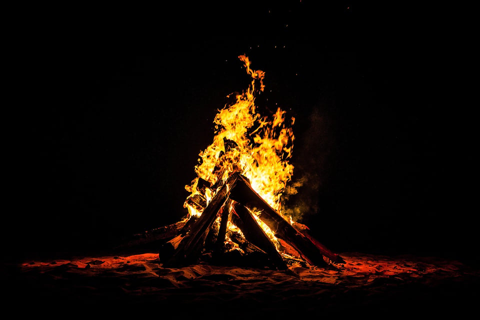 Amigos tomaban vino y de pronto en el fuego se aparece el diablo (FOTO) featured image
