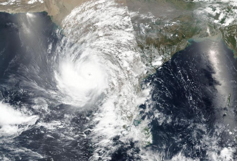 Evacuan a cientos de miles de habitantes en India tras poderoso ciclón featured image
