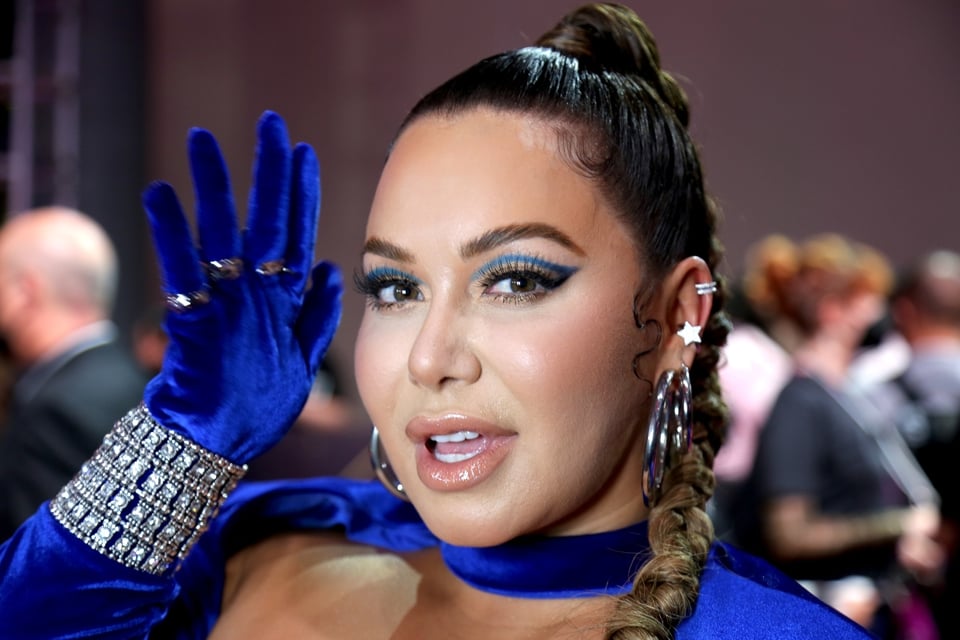 ¡Casi se le sale todo! Chiquis Rivera deja su trasero expuesto en pantalonera sentada de espaldas (FOTOS)