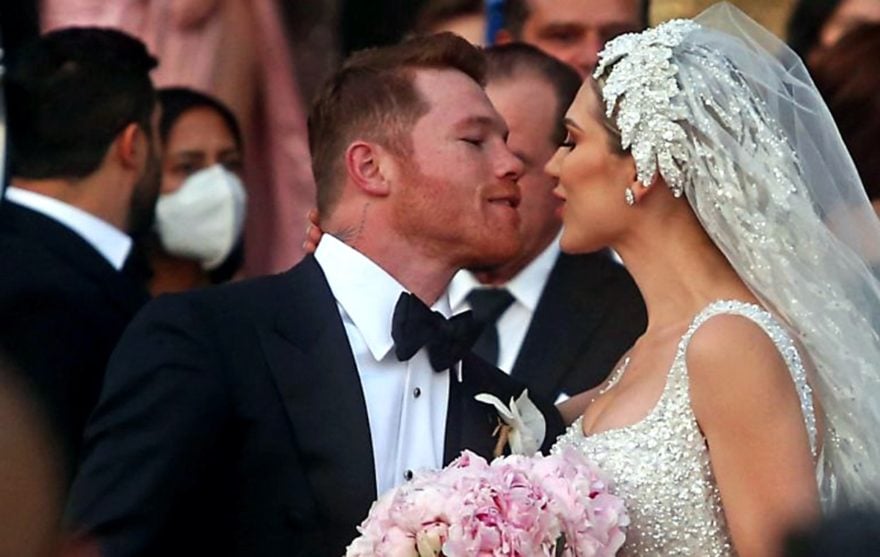 Se filtran fotos de la luna de miel del Canelo y su esposa en bikini