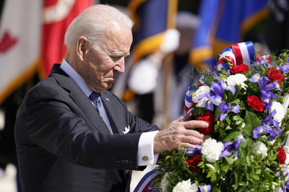 Biden se derrumba en pleno Memorial Day y arremete contra Trump
