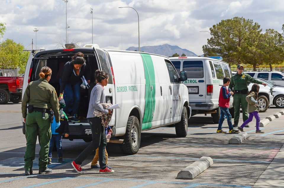 En menos de 24 horas agentes fronterizos encuentran 162 migrantes en cuatro casas