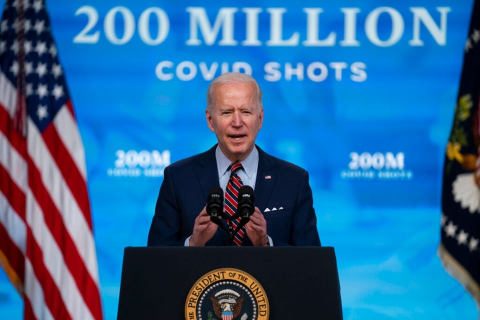 Aprobación de Biden alcanza el 63% mientras elimina otra política de Trump