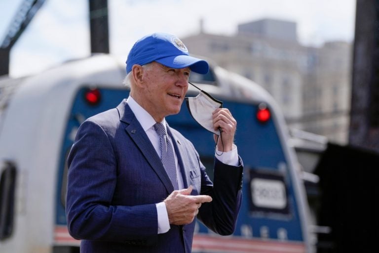 Biden dice que quienes ganen menos de $400 mil no pagarán ni “un solo centavo” en impuestos