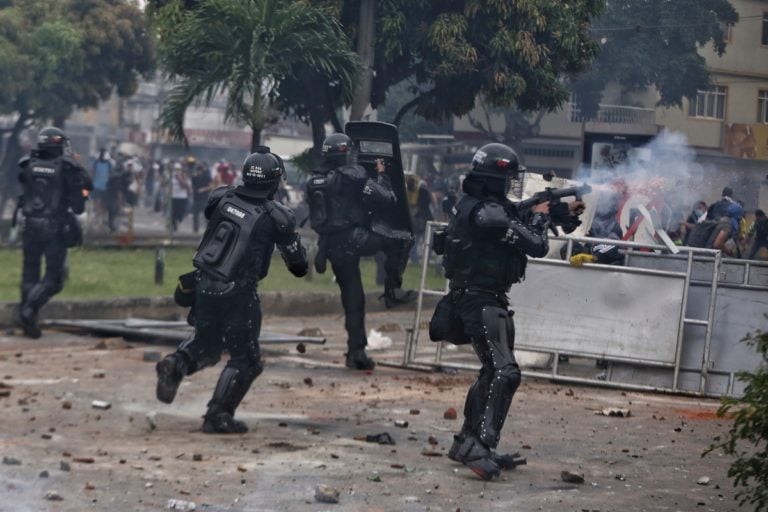 Protestas en Colombia: Renuncia ministro tras manifestaciones que dejan 19 muertos