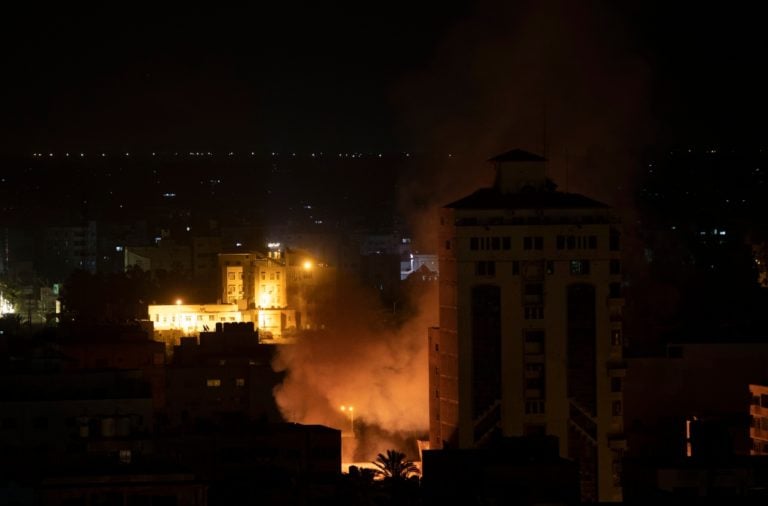 Tanques israelíes lanzan ataque en Gaza antes de una posible invasión