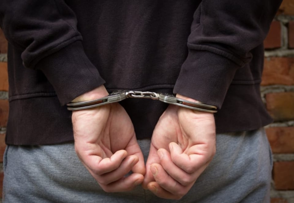Hispano líder de iglesia arrestado por abusar de una niña de su congregación