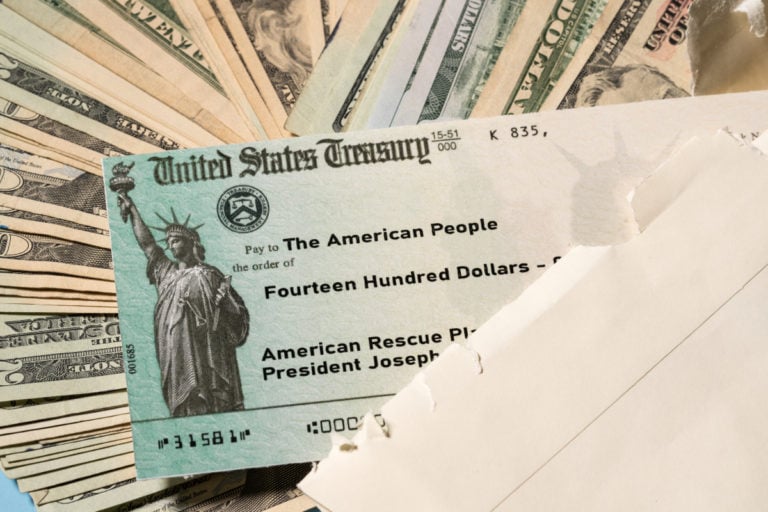 Familias de cuatro miembros recibirían $8,200 más como ayuda mientras se envían más cheques de estímulo