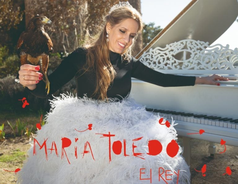 La cantautora y pianista española María Toledo, lanza una nueva versión de «El Rey»