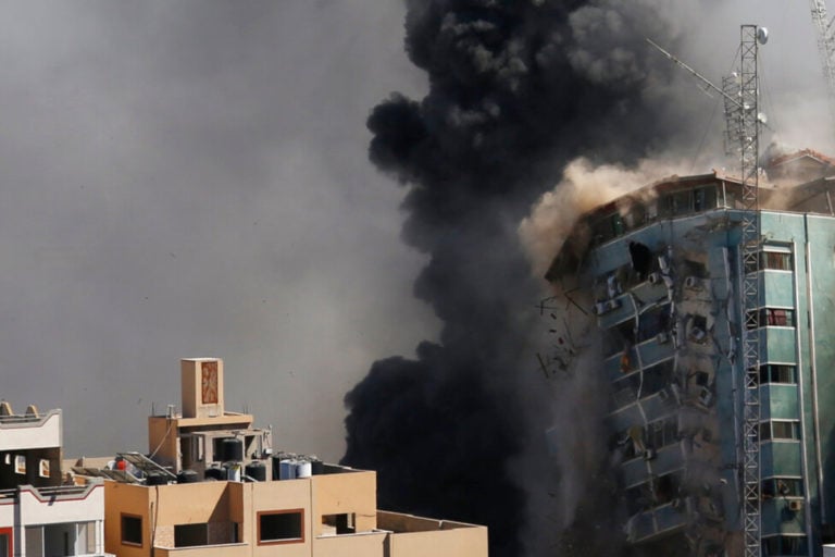 Israel destruye oficinas de la agencia de noticias más grande de EE.UU. en Gaza