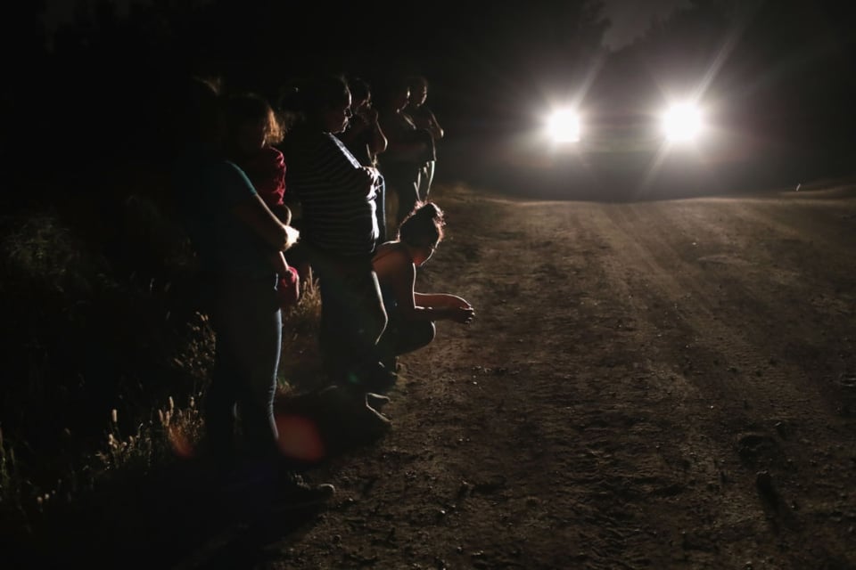 Por fin juntos: niño abandonado por traficantes en la frontera se reúne con su madre dos meses después featured image