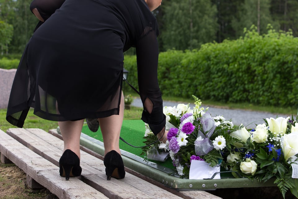 Hermana de Keishla Rodríguez abraza la tumba de la joven asesinada (VIDEO) featured image