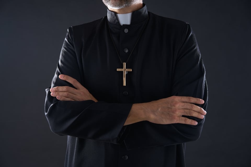 Sacerdote gasta limosnas en sexo, drogas y fiestas featured image