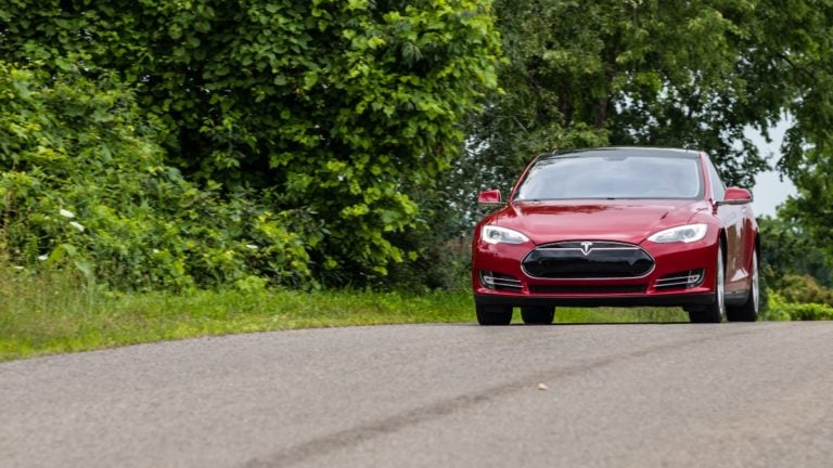 Muere hombre al chocar su Tesla contra camión, investigan si activó el conductor automático