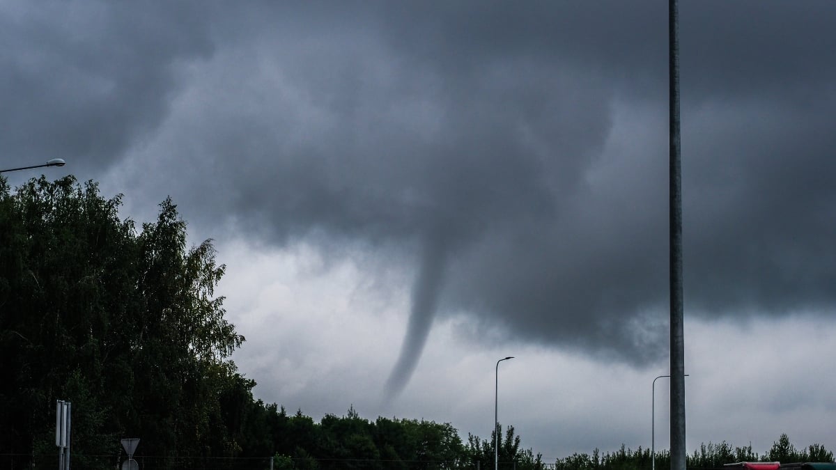 Emiten alerta por tornado en Carolinas tras paso de Elsa