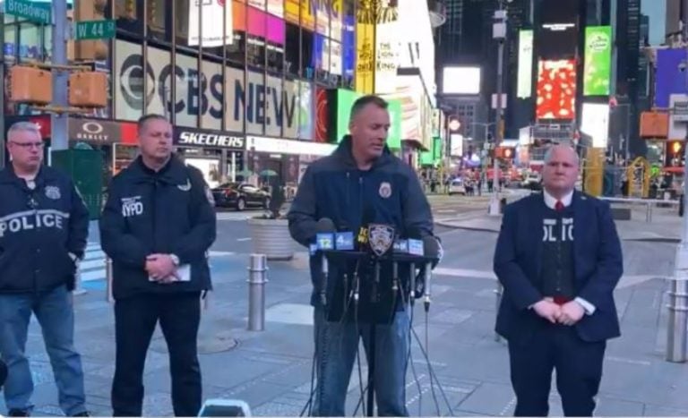 Tiroteo en Times Square: Difunden imagen del sospechoso y lo están “cazando”
