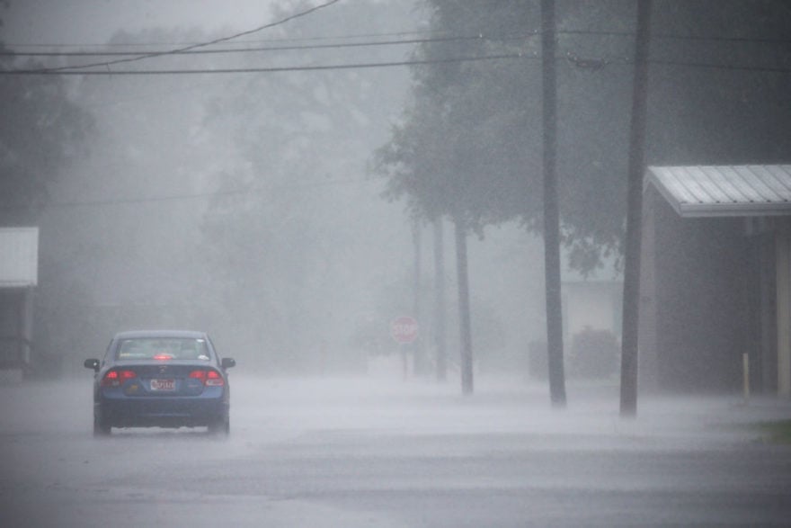 Emiten alerta de inundaciones repentinas mientras tormentas azotan Texas