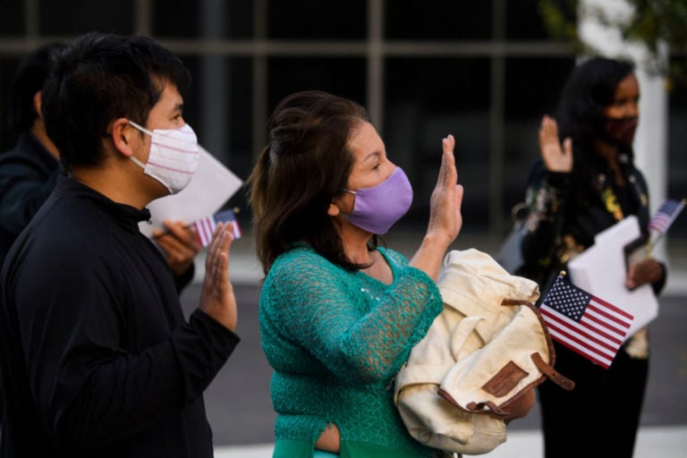 USCIS flexibiliza restricciones de visitantes para ciertas personas