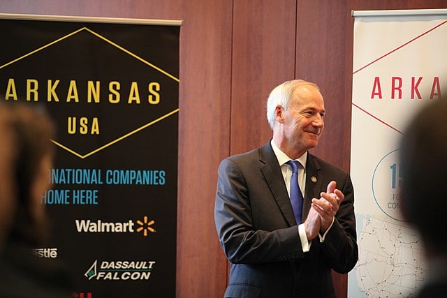 Gobernador de Arkansas dice que desempleados en su estado dejarán de recibir $300 semanales