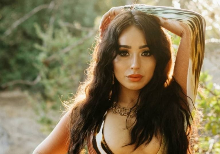 Hija de Lupillo Rivera muestra atrevida imagen desde su cuarto para lanzar fuerte confesión (FOTO)