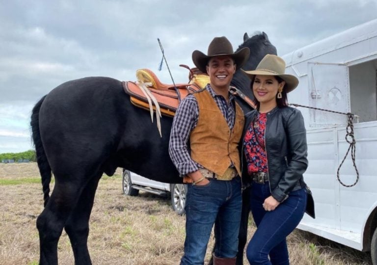 ¡Resultó ser un miedoso! El Charro mexicano que insultó a hispanos se aplica la vacuna y le ‘sale mal’ (VIDEO)
