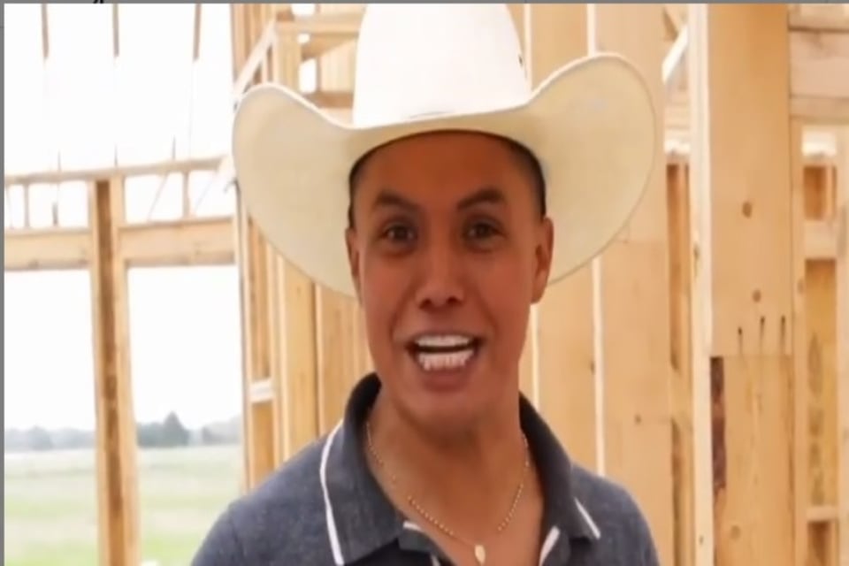 Critican a El Charro por hacerse un «arreglito» en las cejas