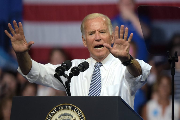 Biden ordena cerrar centros de detención de indocumentados por supuestos maltratos