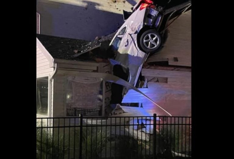 Auto salió volando y se estrelló contra una casa donde dormía una familia (Fotos)