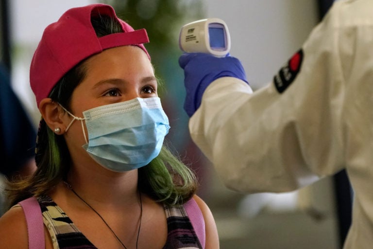 Texas prohíbe el uso de mascarillas en escuelas y edificios del gobierno