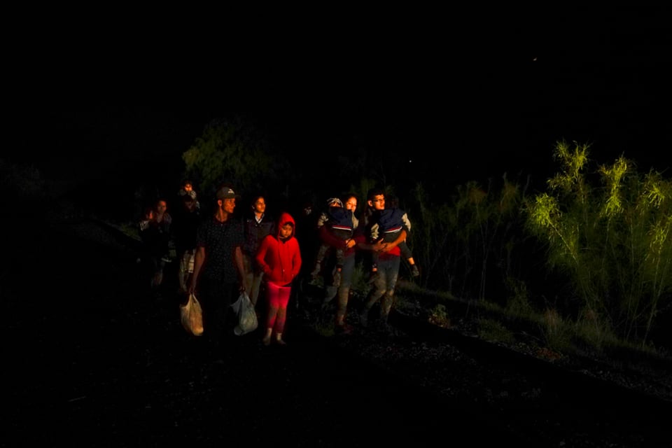 Niña de 8 años llega sola a la frontera y se entrega a la Migra featured image