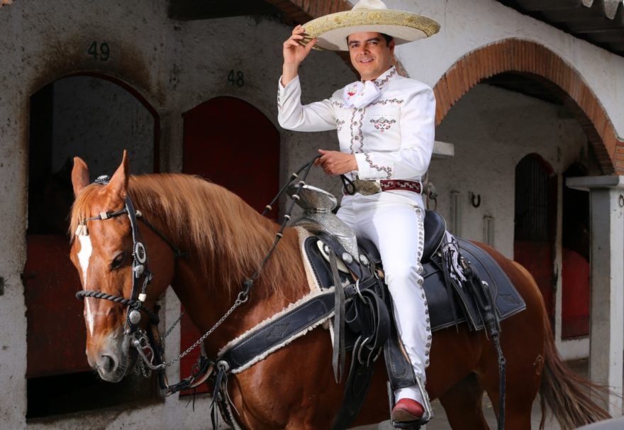 Pablo Montero se equivoca al cantar el Himno Nacional en juego del Santos Vs Cruz Azul