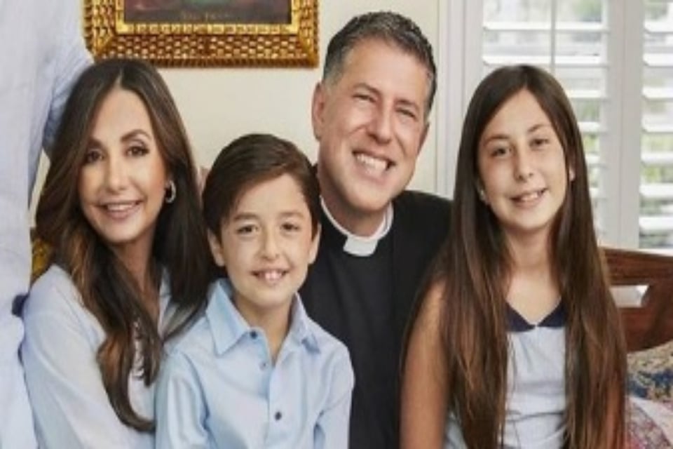 Padre Alberto confiesa que la transición que vivió fue difícil para su familia featured image