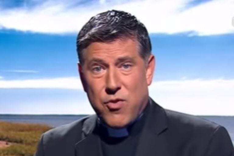 Tras confesar lo que pasó al dejar la sotana, Padre Alberto cuenta lo último sobre el sistema de inmigración de EE.UU.