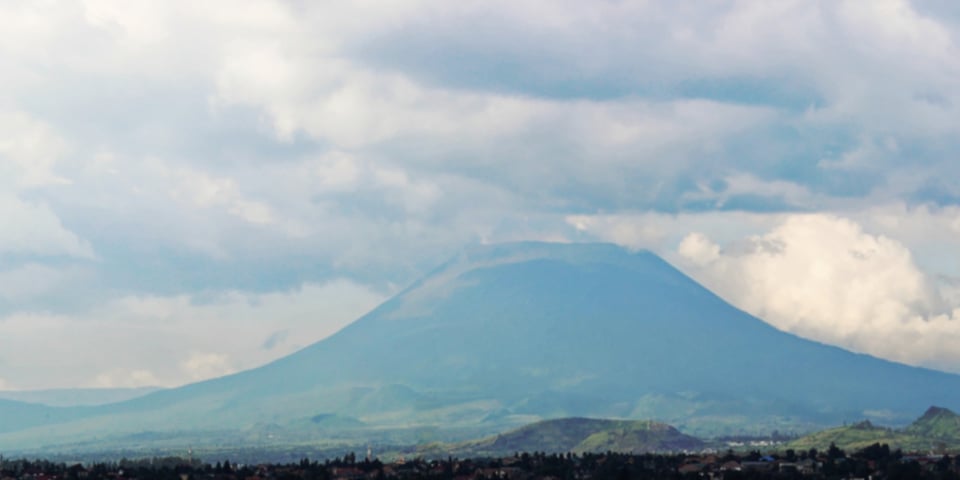 Volcán en erupción en el Congo obliga a los residentes a huir featured image
