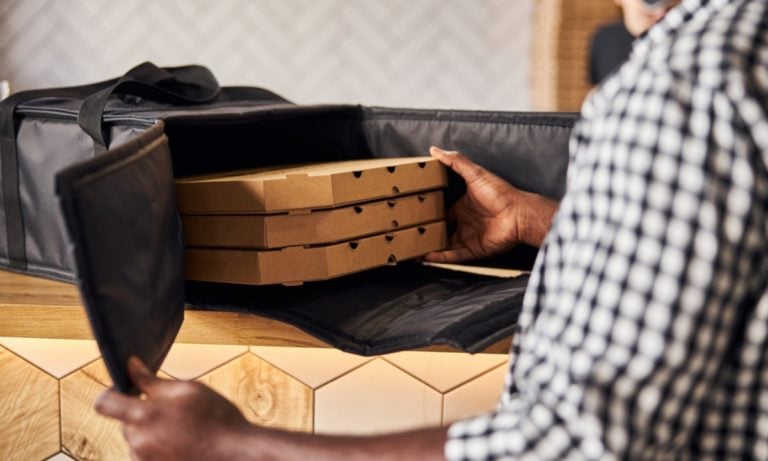 Familia hispana recauda $12,000 para repartidor de pizzas de 89 años