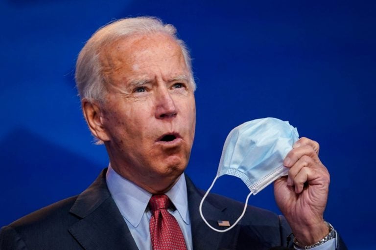 Pastor arremetió contra Biden en plena iglesia y lo llamó “presidente falso” (Video)
