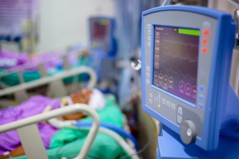 Familia de hispano desconectado de respirador pide autopsia independiente