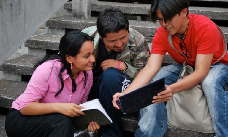 Gobierno de Biden anuncia ayudas para estudiantes indocumentados